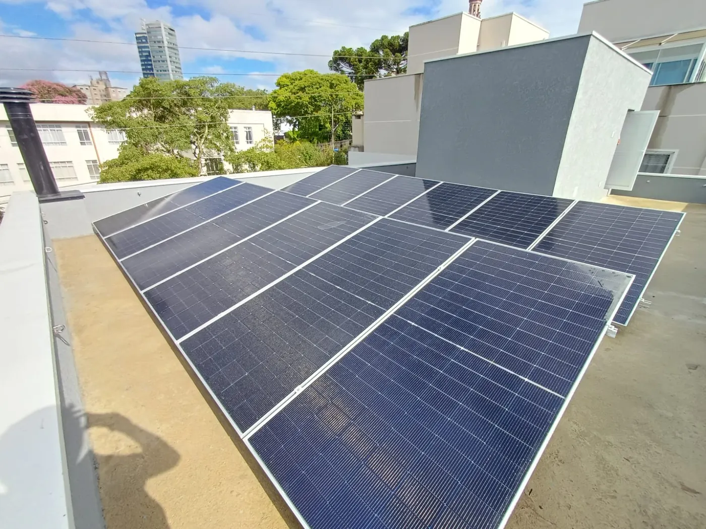 Painéis solares instalados em laje