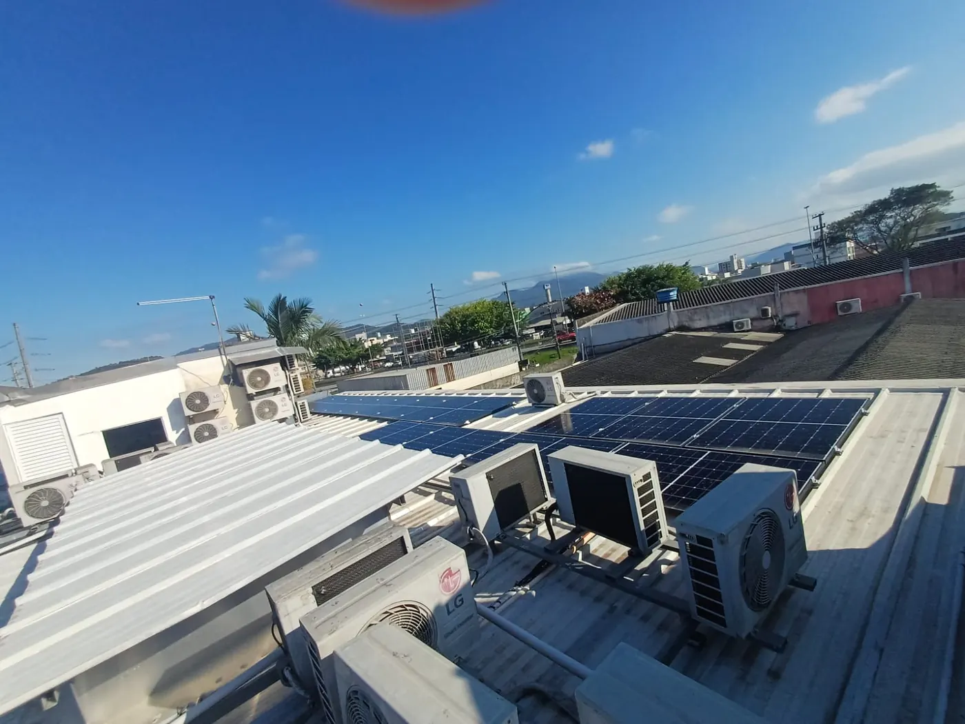 Painéis solares em telhado metálico