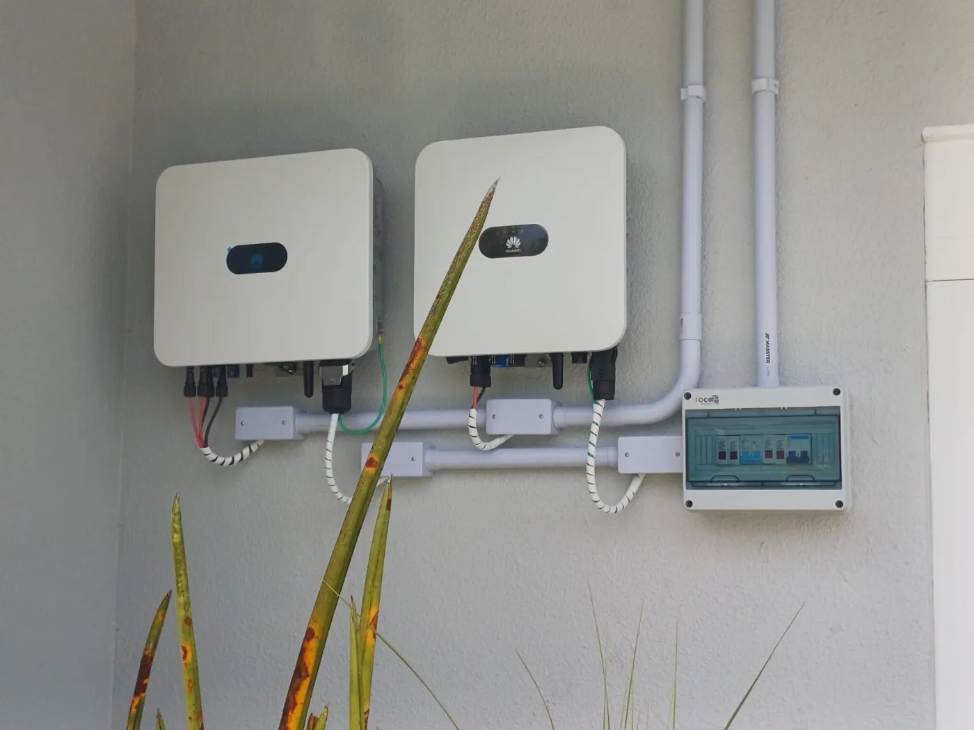 Inversor string instalado na parede